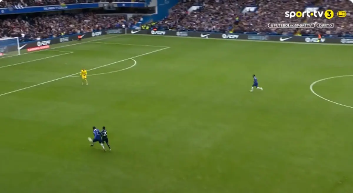 Imagem de contexto do artigo Adeptos do Chelsea levaram as mãos à cabeça com este autogolo de Disasi