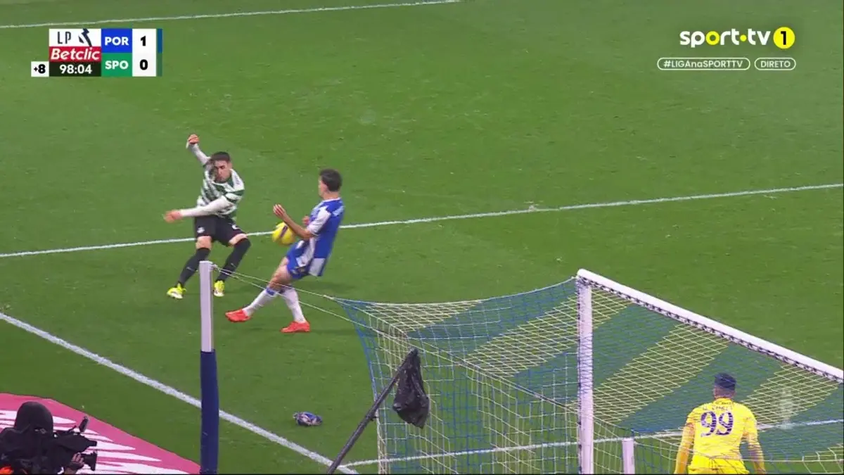 Imagem de contexto do artigo Luis Suárez empata o clássico na recarga de penálti cometido por Moura. Ora veja