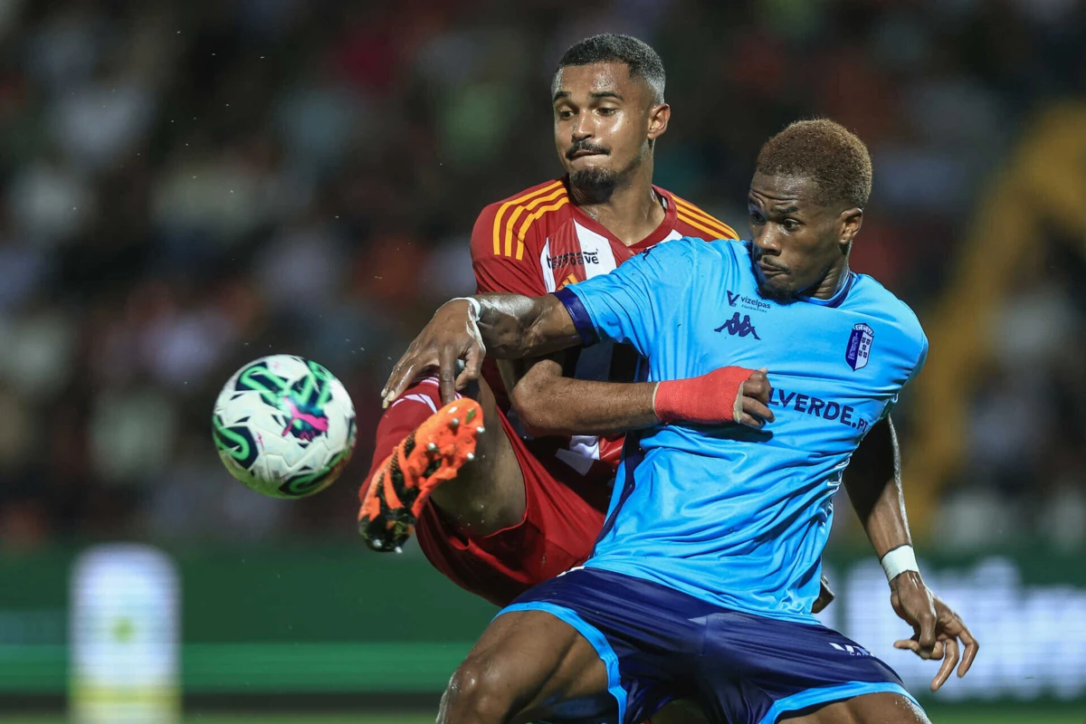 Clayton deixa Aves SAD e assina pelo Internacional