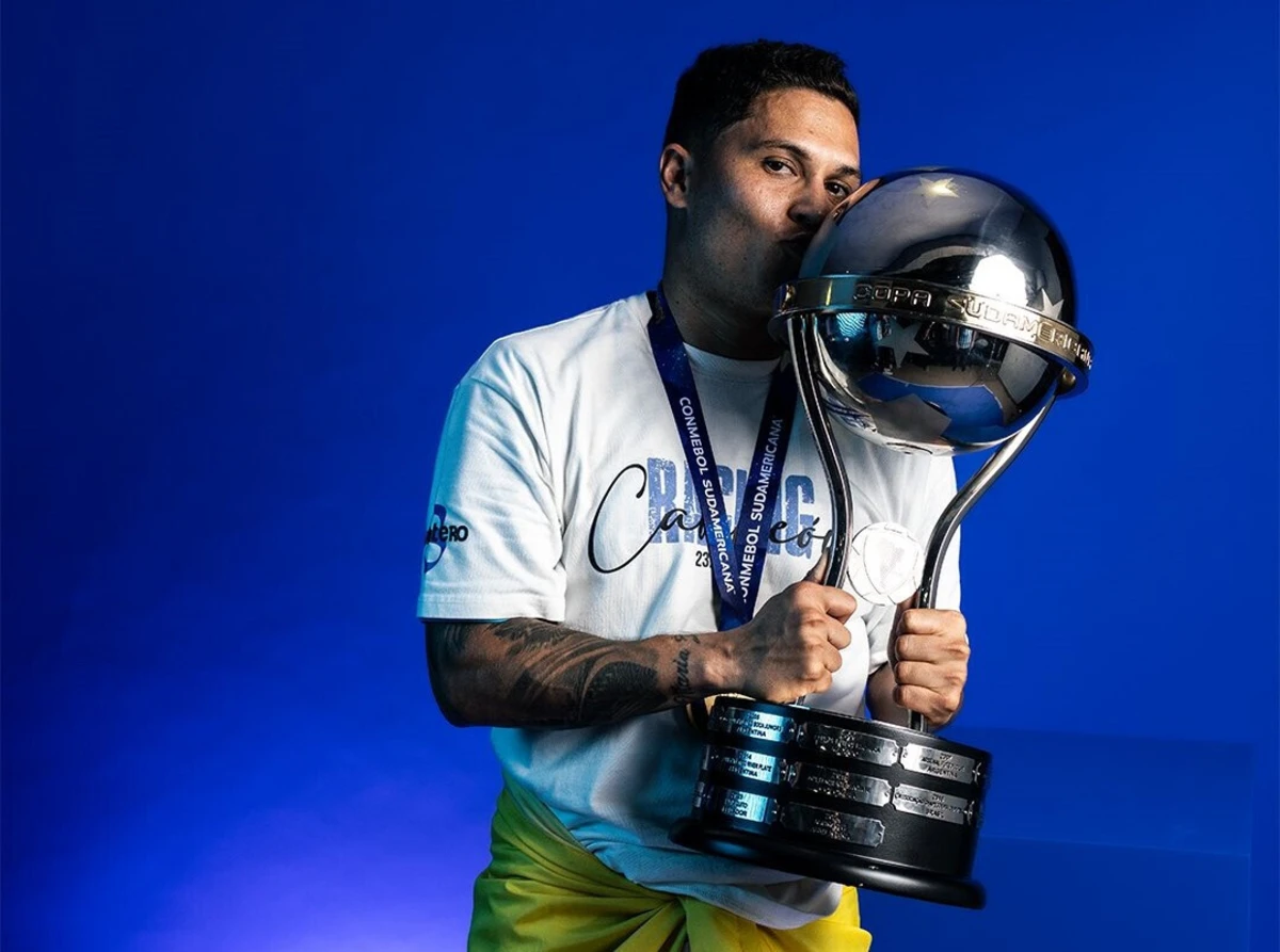 Juanfer Quintero e Taça Sul-americana (Créditos: CONMEBOL)