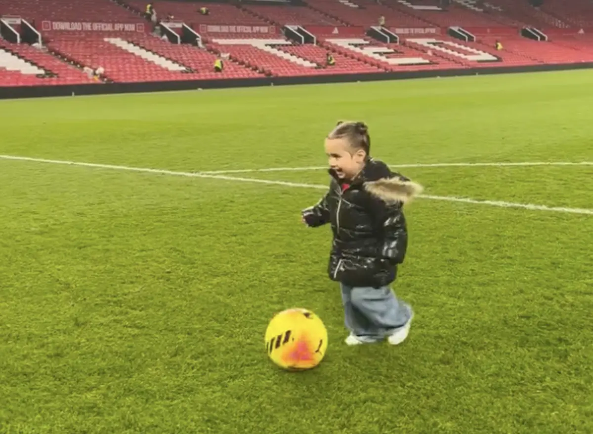 Imagem de contexto do artigo Filha de Diogo Dalot encanta com bola no relvado de Old Trafford. Ora veja