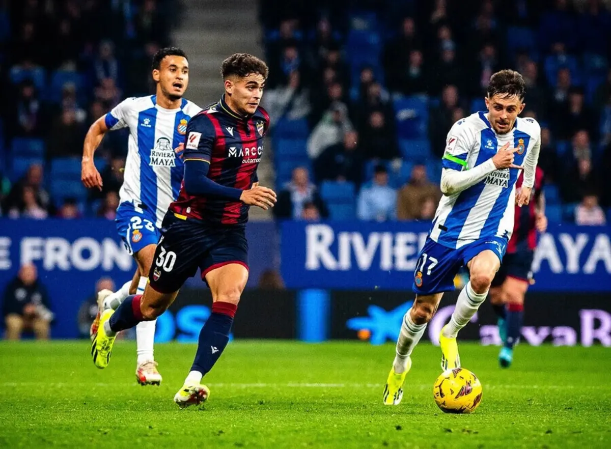 Imagem de contexto do artigo Sporting falha Andrés García: lateral-direito está fechado no Aston Villa