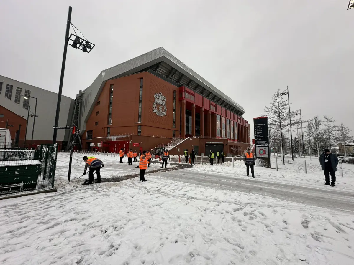 Imagem de contexto do artigo Neve criou dúvidas, mas Liverpool-Manchester United vai mesmo realizar-se