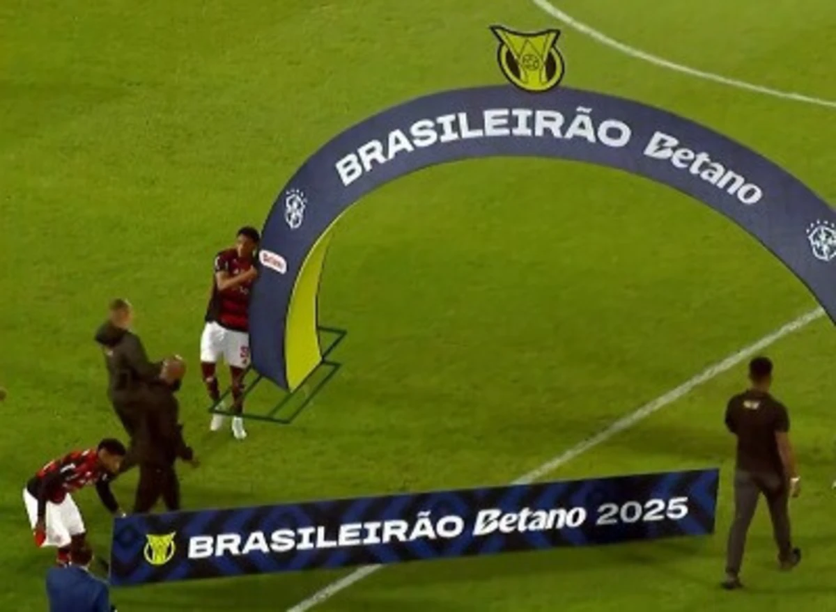 Imagem de contexto do artigo Insólito no Brasil: jogadores ajudaram a retirar placas de patrocinadores