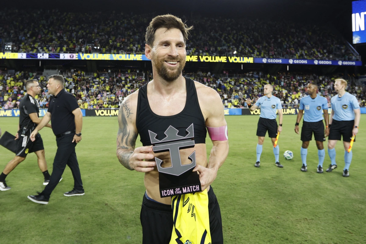 Lionel Messi com o prémio de melhor em campo