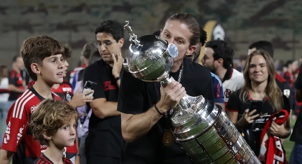Filipe Luís e o troféu da Libertadores