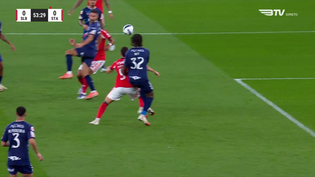 Imagem de contexto do artigo Benfica-Santa Clara: Ivanovic pediu penálti neste lance