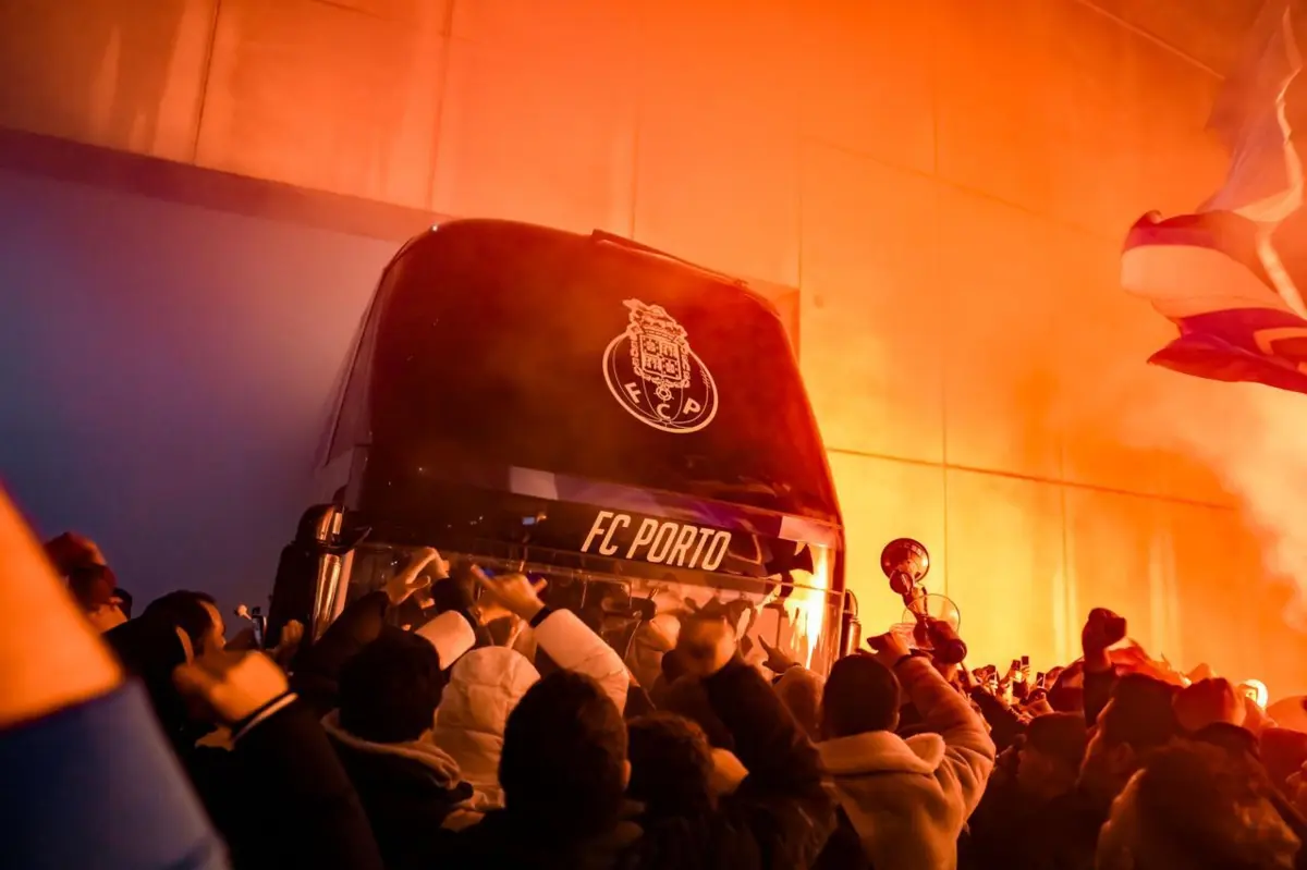 Imagem de contexto do artigo Muito apoio à equipa do FC Porto à saída para o estágio: veja as imagens