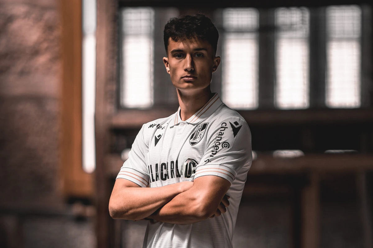 Mitrovic é a primeira aposta do Vitória para a nova temporada (créditos: Vitória SC)