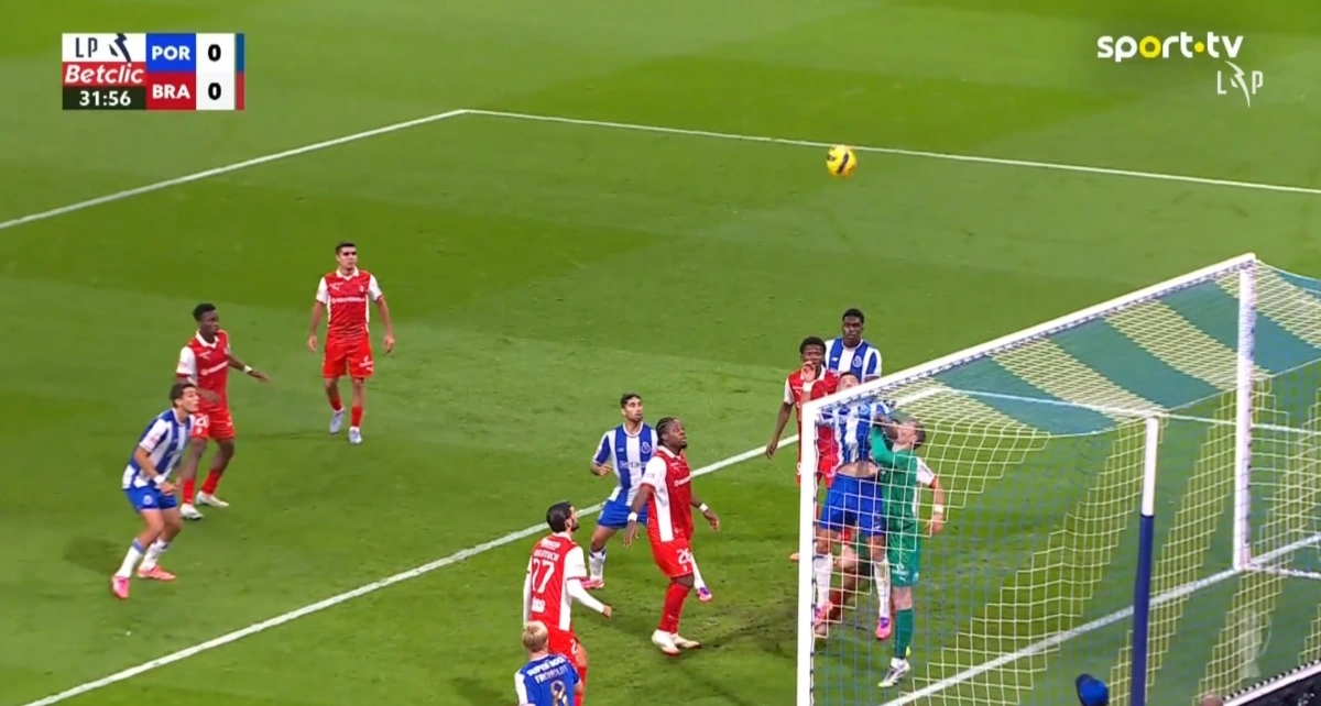 Imagem de contexto do artigo FC Porto-Braga: golo de Froholdt anulado por falta de Bednarek. Veja o lance