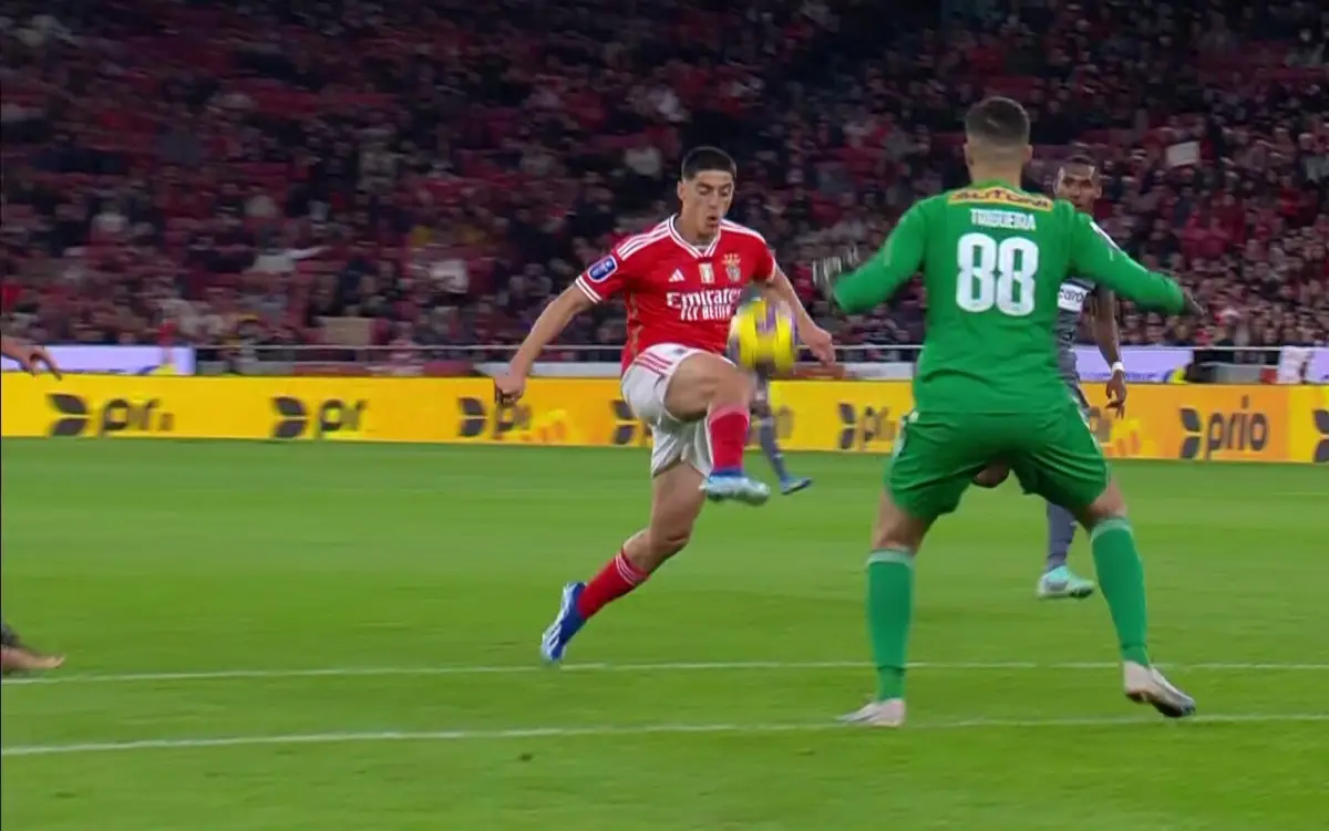 Imagem de contexto do artigo Chapéu de Tiago Gouveia aumenta a vantagem do Benfica sobre o Aves SAD. Ora veja