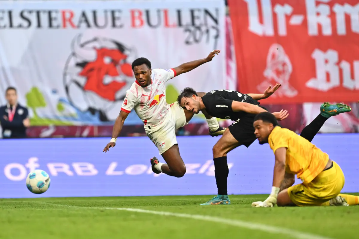 Imagem de contexto do artigo André Silva na assistência para o golo de Openda no Leipzig-Friburgo: veja o lance