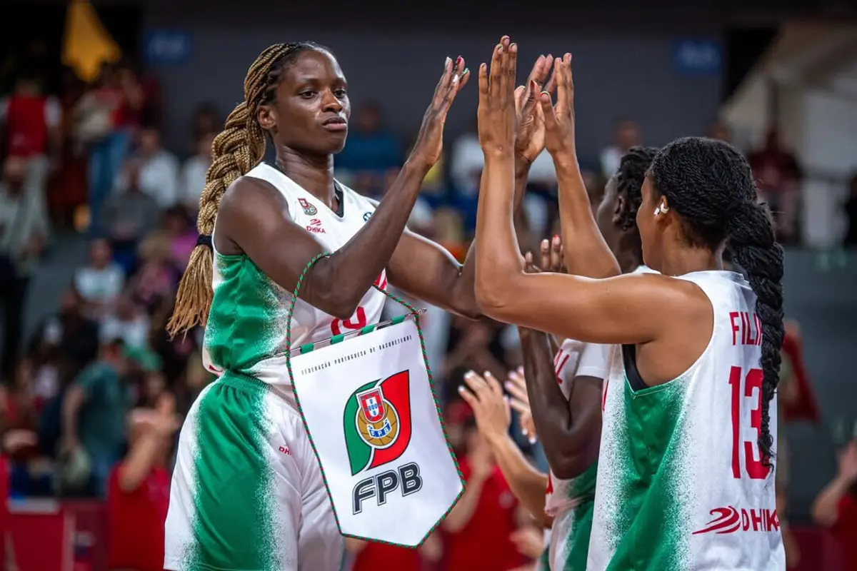 Sofia da Silva (na esquerda), jogadora da Seleção Nacional de Basquetebol