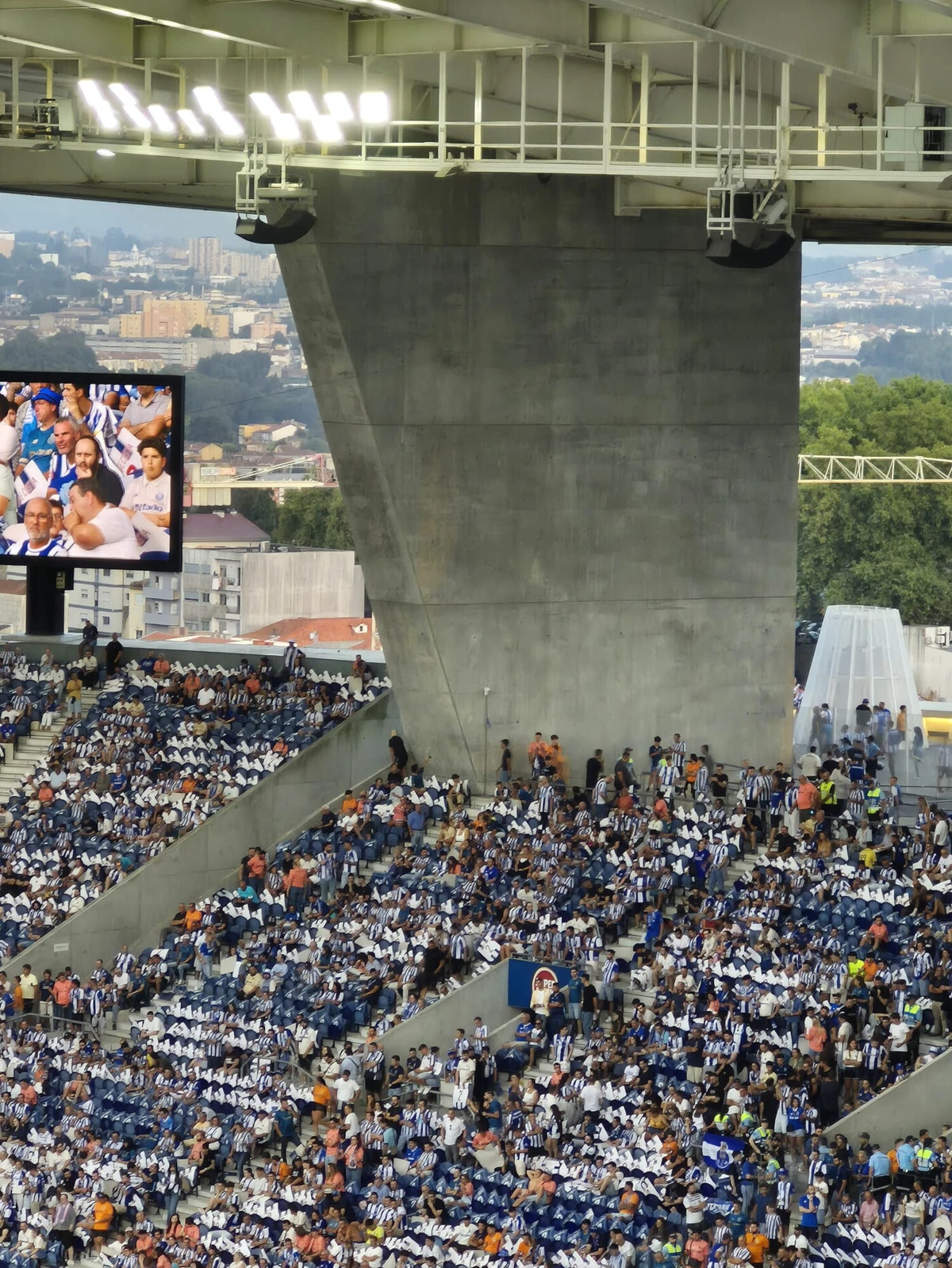 Imagem de contexto do artigo Super Dragões presentes no Dragão, mas em pouco número