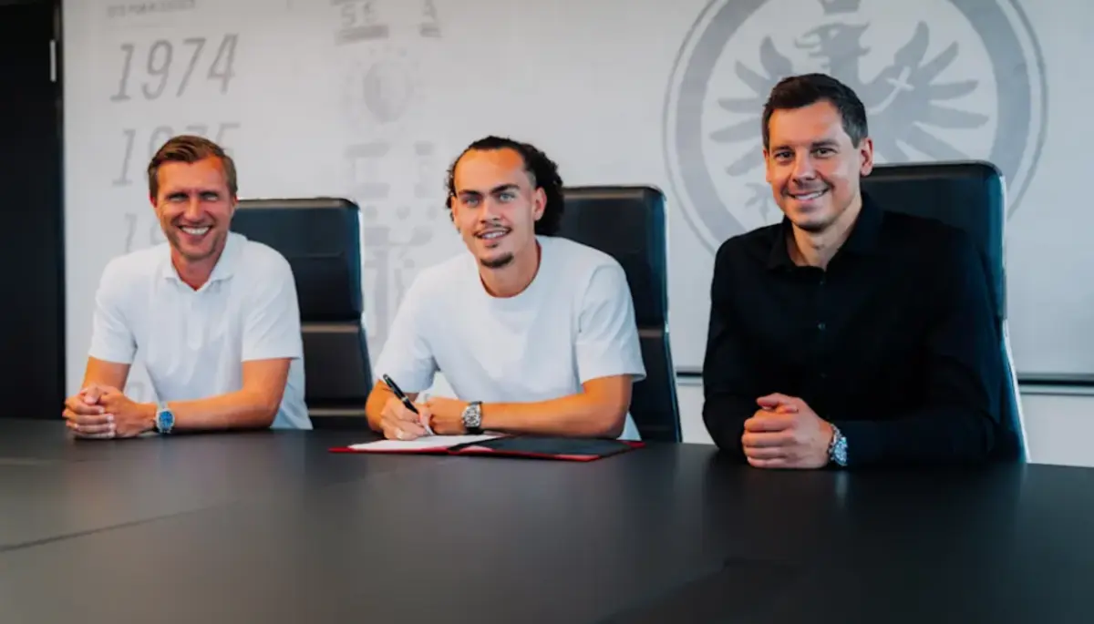 Arthur Theate ao centro (Reprodução: Eintracht Frankfurt)