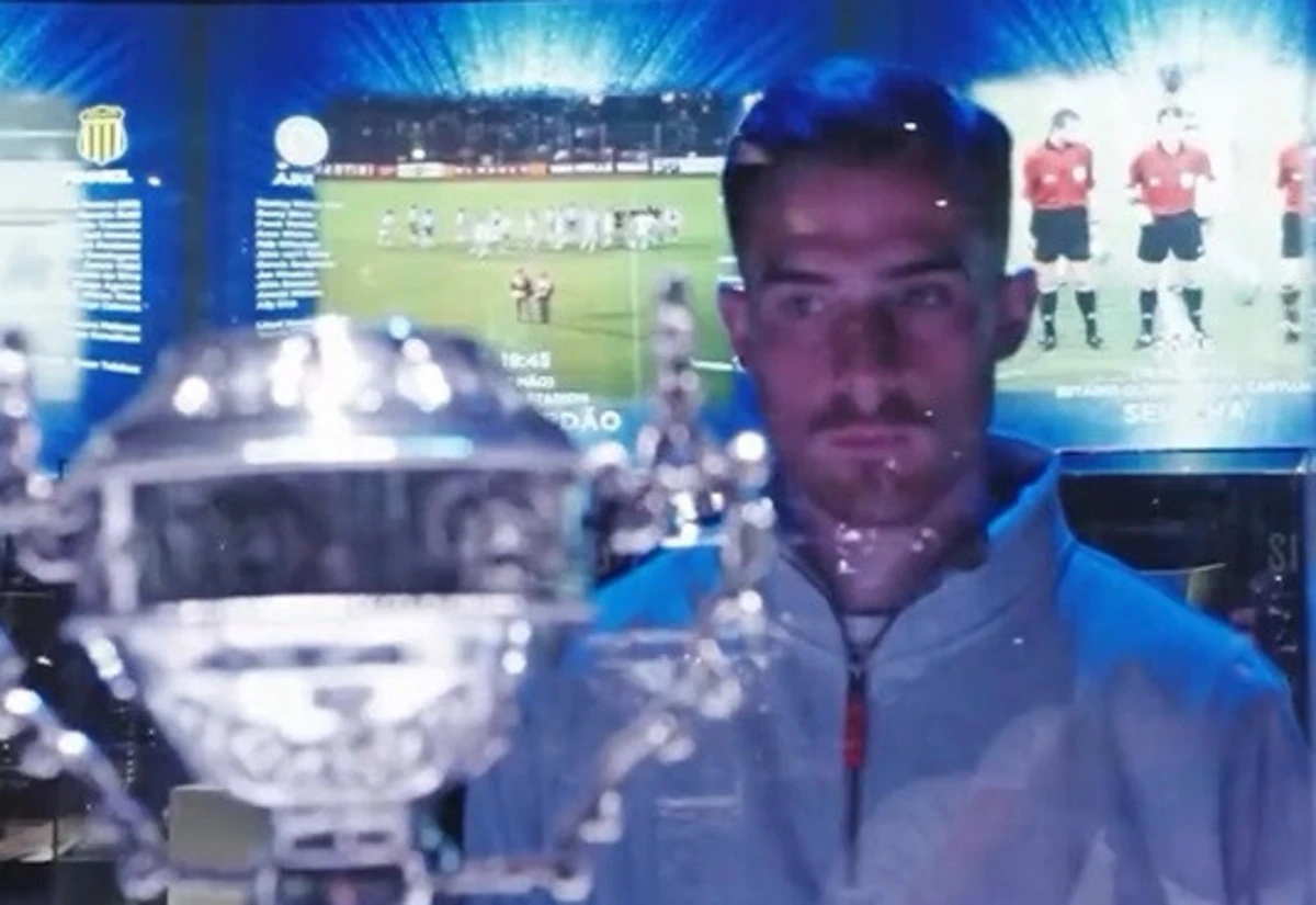 Toni Martínez olha para a Taça de Portugal (créditos: Instagram)