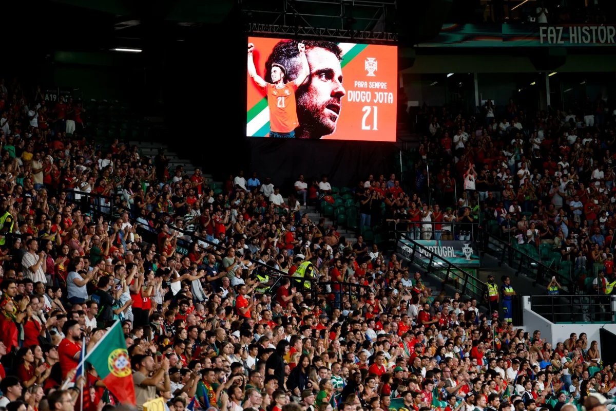 Imagem de contexto do artigo Portugal-Irlanda: adeptos de pé em homenagem arrepiante a Diogo Jota ao minuto 21