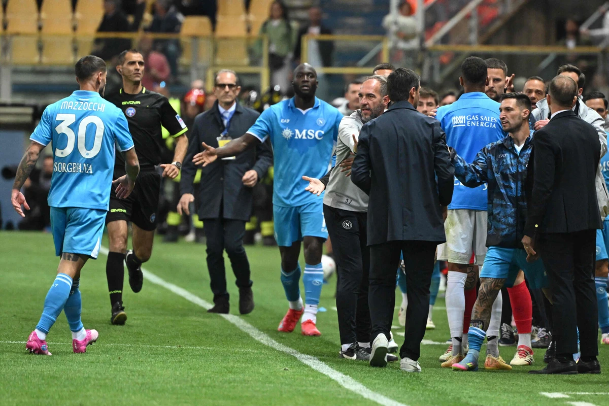 Nápoles tem um ponto de vantagem sobre a Roma, que joga este domingo