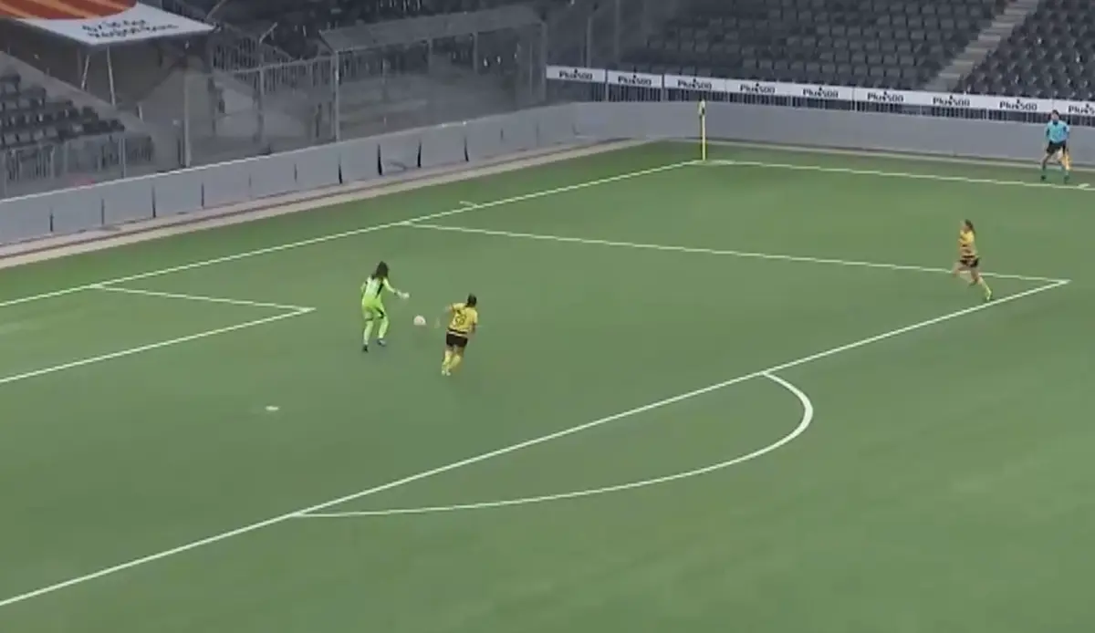 Imagem de contexto do artigo Que jogo de pés: veja o "chapéu" de classe da guardiã portuguesa Inês Pereira