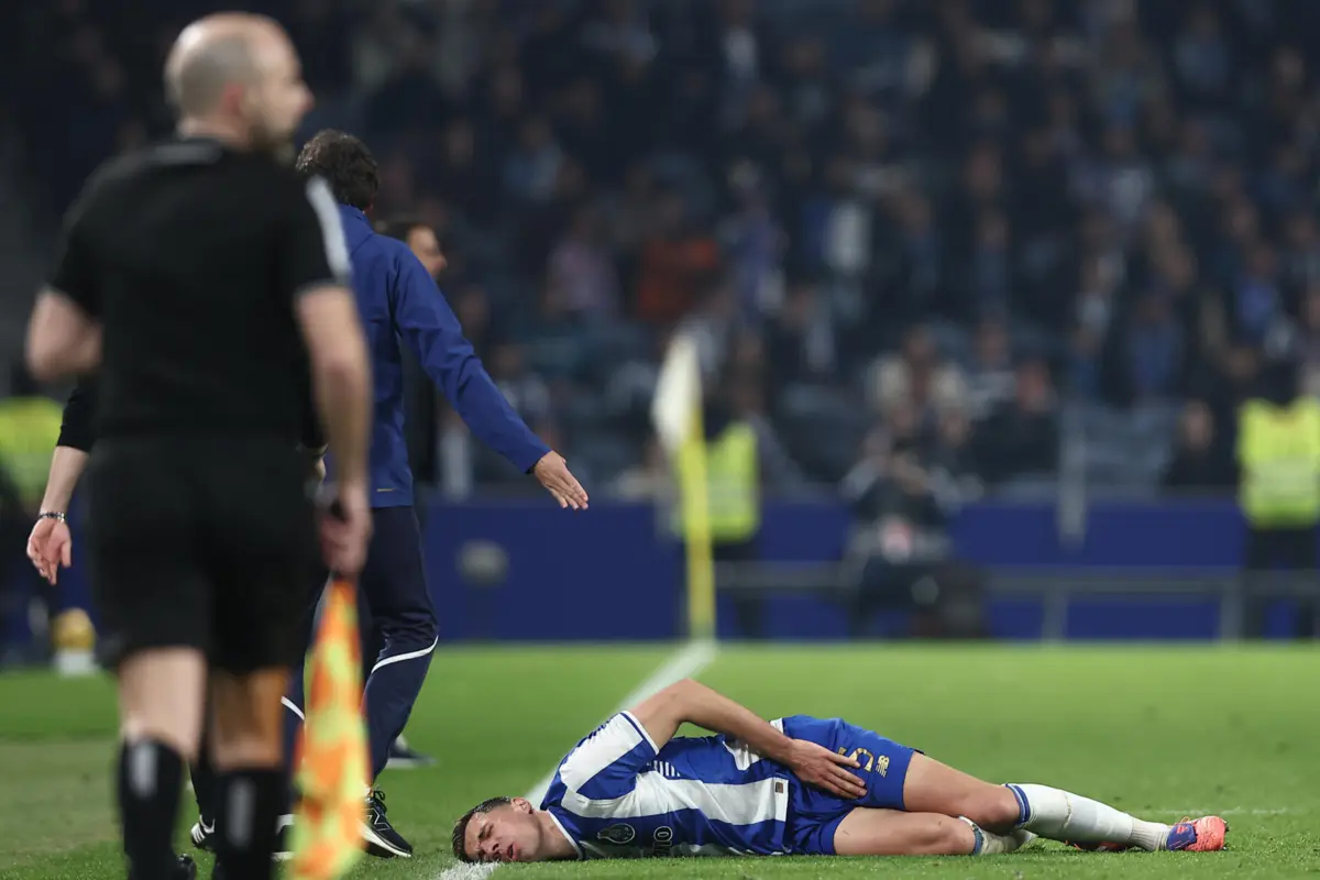 Jan Bednarek teve de sair para a linha lateral após receber assistência médica no FC Porto-Rio Ave