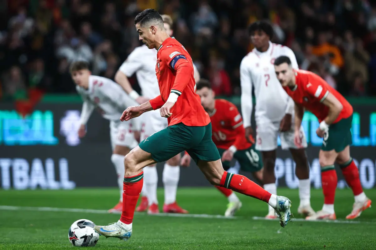 Imagem de contexto do artigo Cristiano Ronaldo falha penálti no Portugal-Dinamarca: veja o lance