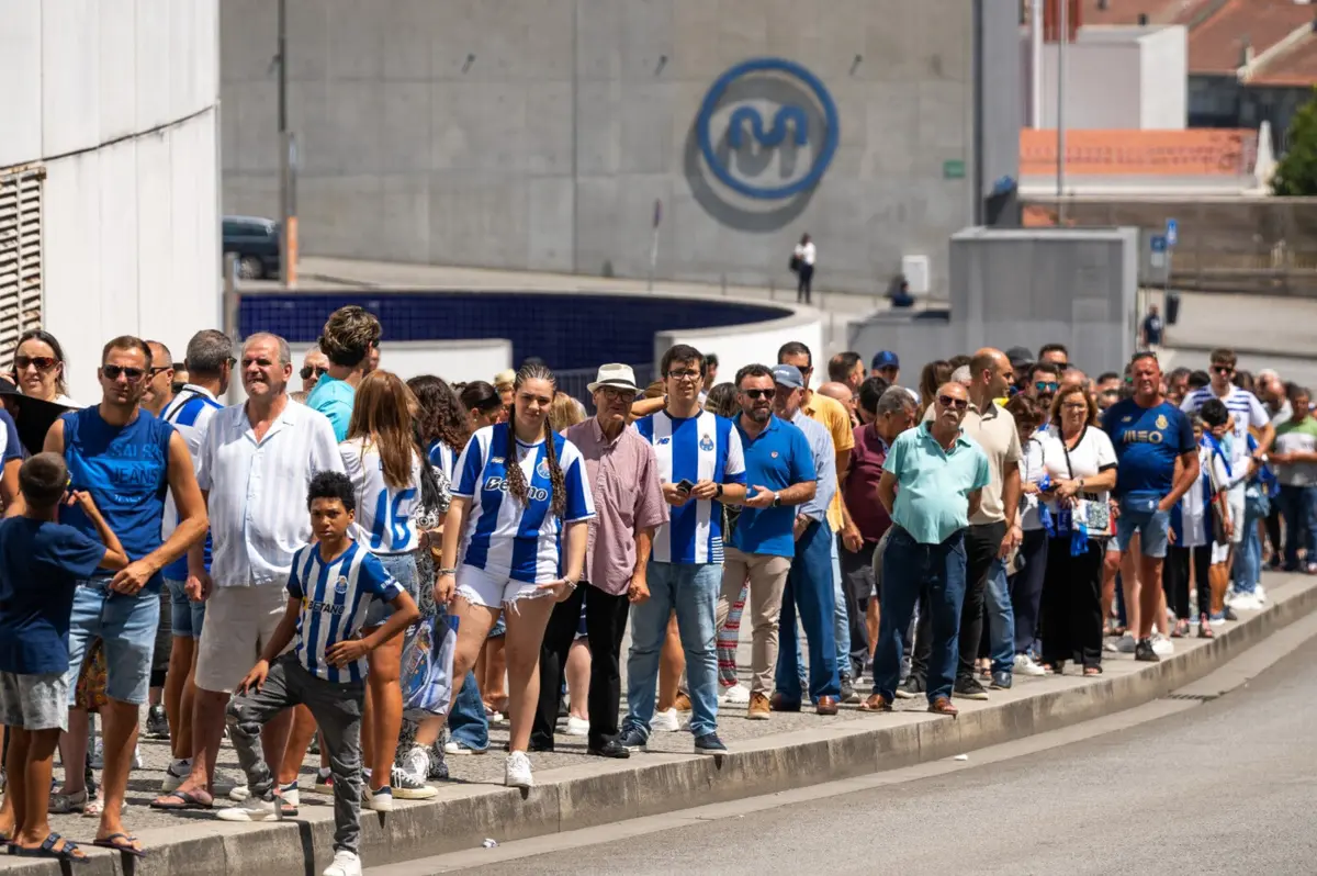 Imagem de contexto do artigo Centenas de pessoas na fila no Estádio do Dragão para homenagear Jorge Costa