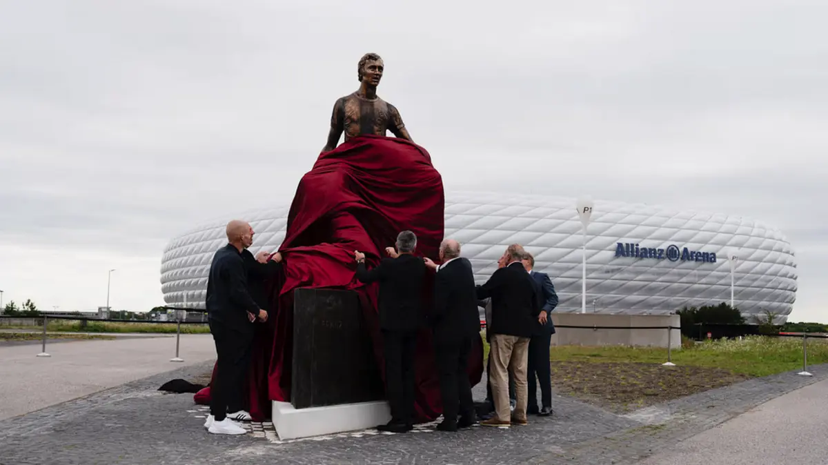 Imagem de contexto do artigo Bayern homenageia Franz Beckenbauer com estátua à frente do Allianz Arena
