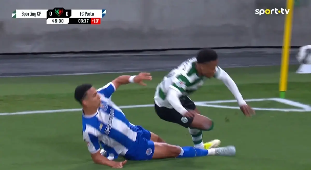 Imagem de contexto do artigo Sporting-FC Porto: Hjulmand reclamou expulsão de Alberto Costa após esta falta