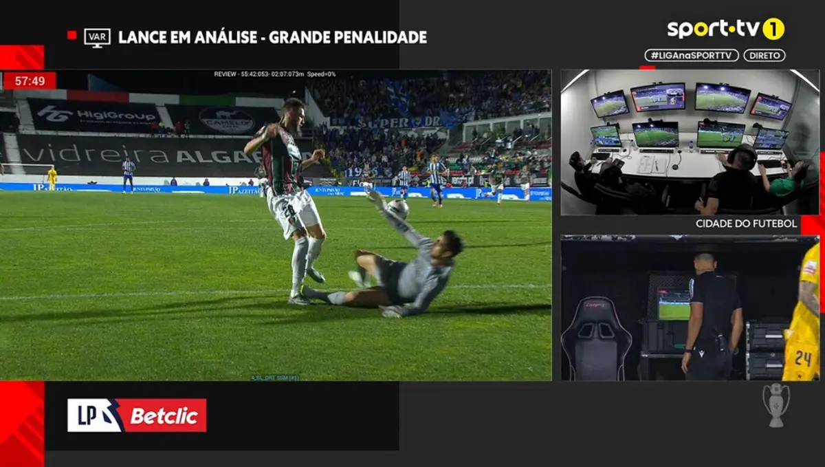 Imagem de contexto do artigo VAR alertou e Alan Ruiz dilatou vantagem diante do FC Porto de penálti: veja