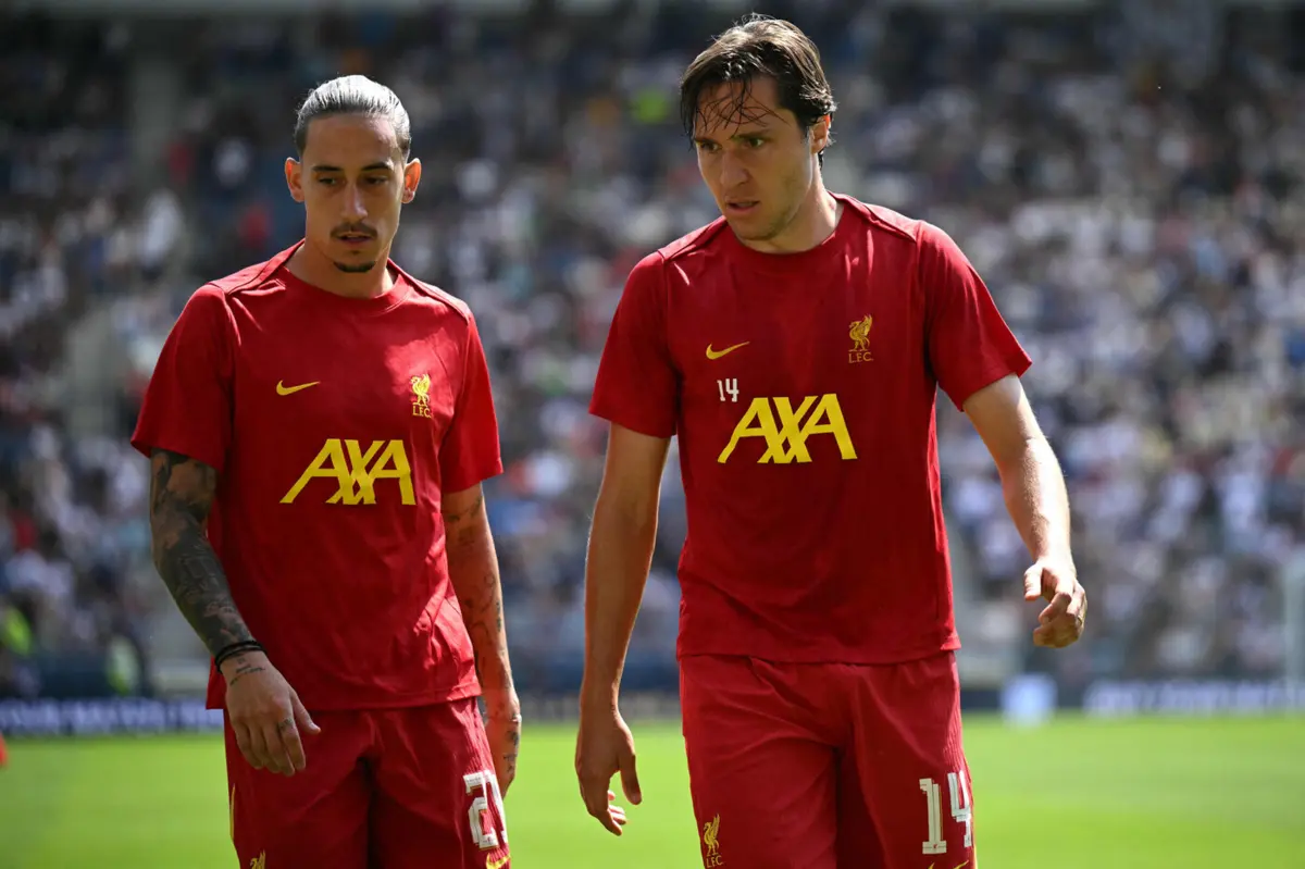 Kostas Tsimikas e Federico Chiesa (Créditos: AFP)