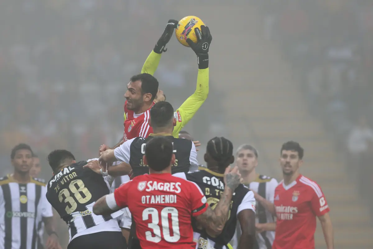 Lucas França agarra a bola (créditos: Lusa)