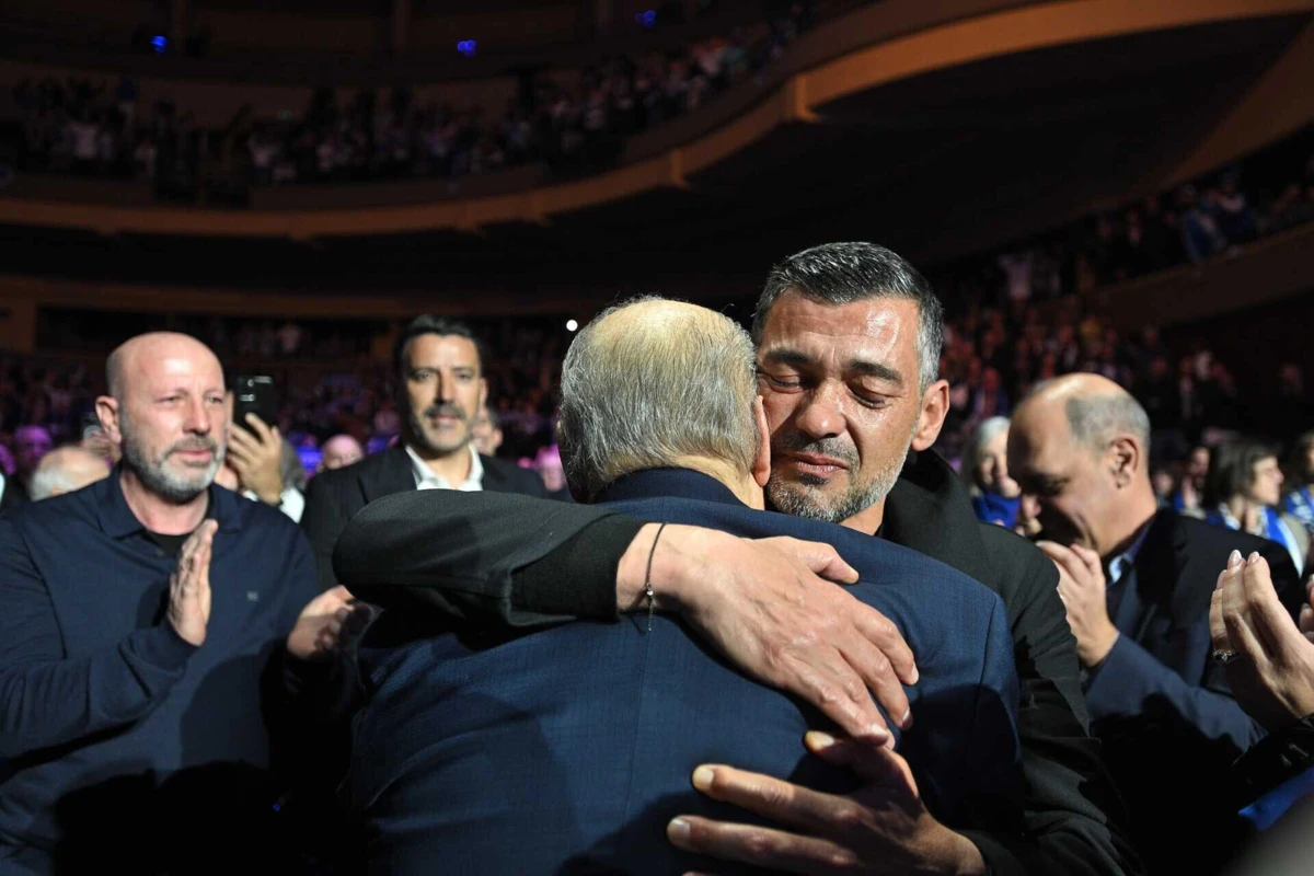 Abraço de Sérgio Conceição a Pinto dsa Costa (créditos: Pedro Granadeiro / Global Imagens)