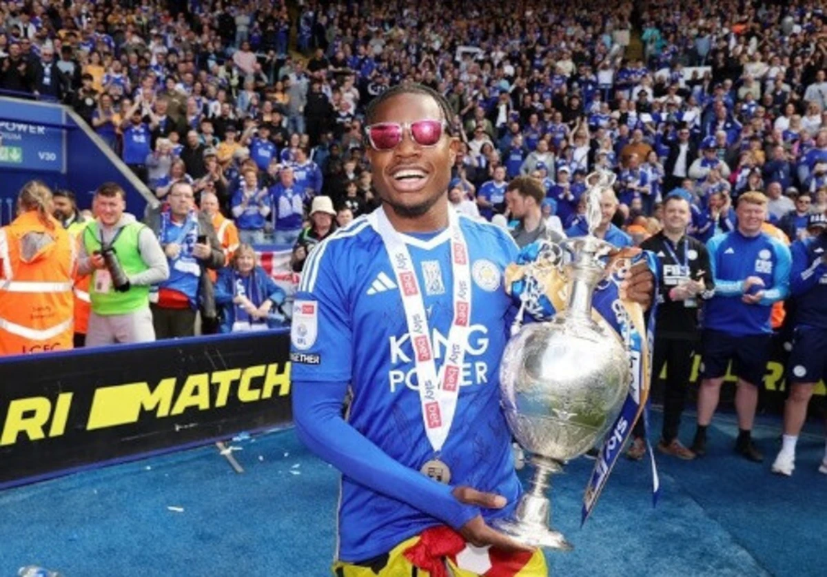 Fatawu com o troféu do Championship (créditos: Instagram)