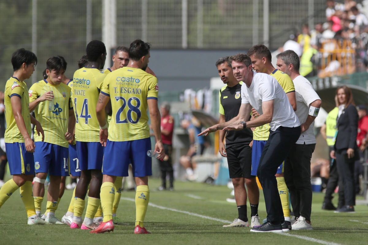 Vasco Seabra dá instruções aos jogadores