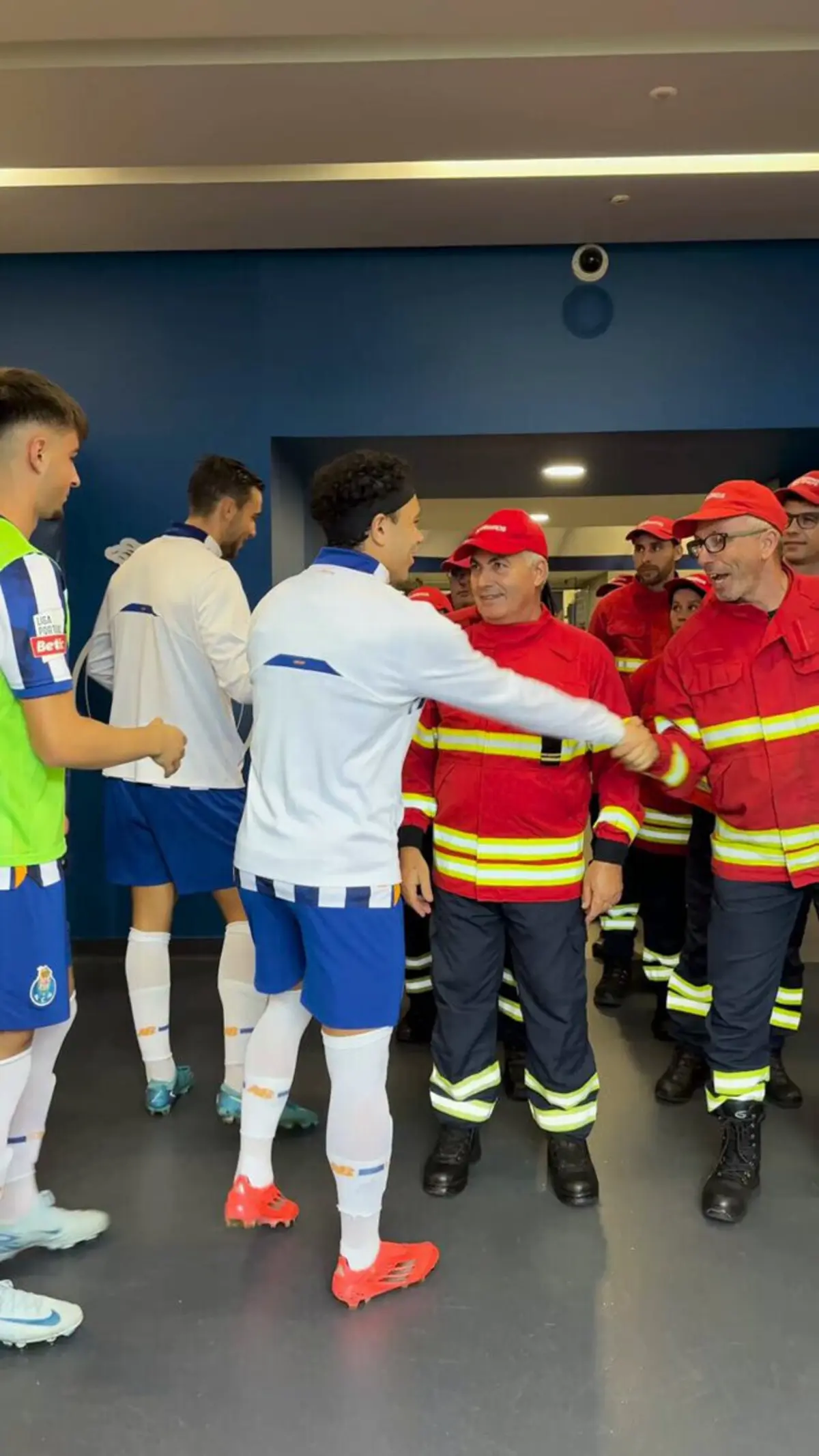 Imagem de contexto do artigo Jogadores do FC Porto cumprimentam bombeiros antes da entrada em campo