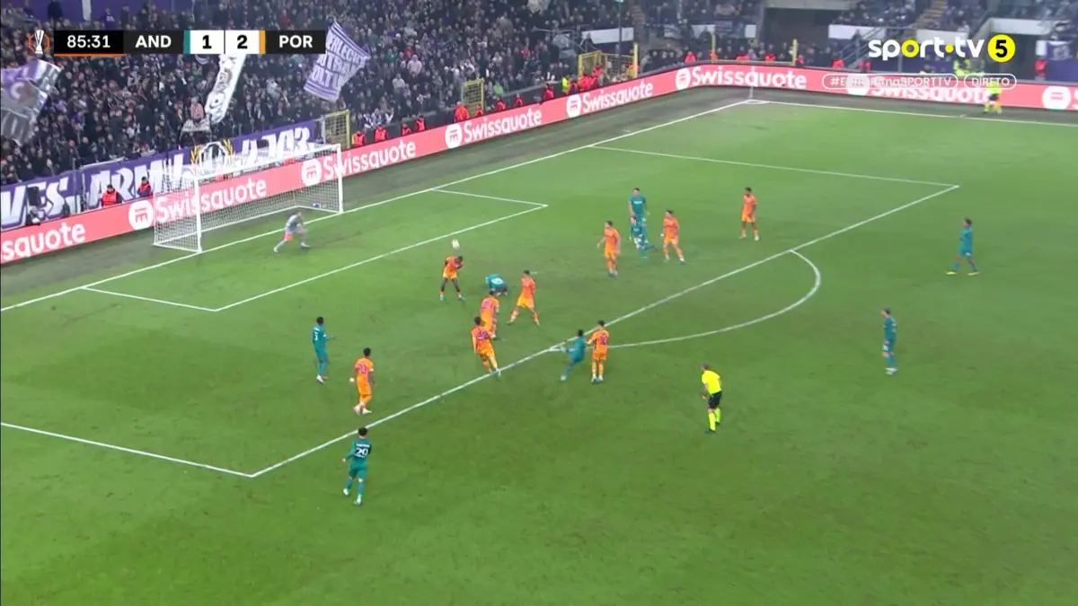 Imagem de contexto do artigo Anderlecht volta a empatar: remate de Amuzu desvia em Otávio