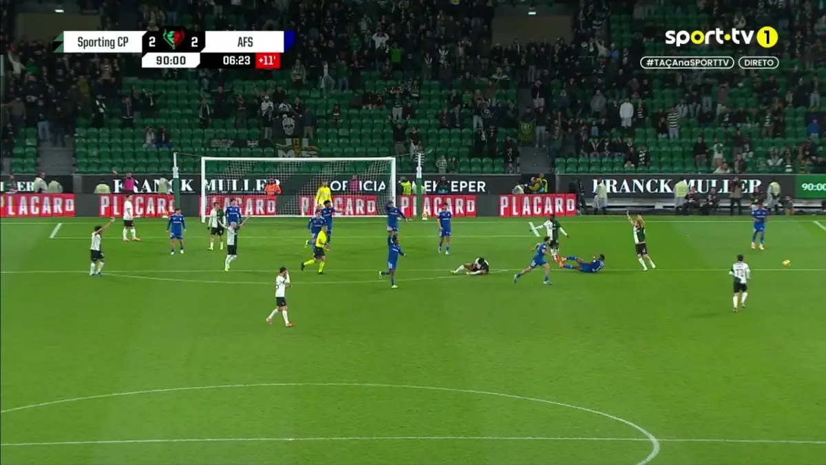 Imagem de contexto do artigo Baroan fratura perna após lance com Luis Suárez. Jogadores de mãos na cabeça