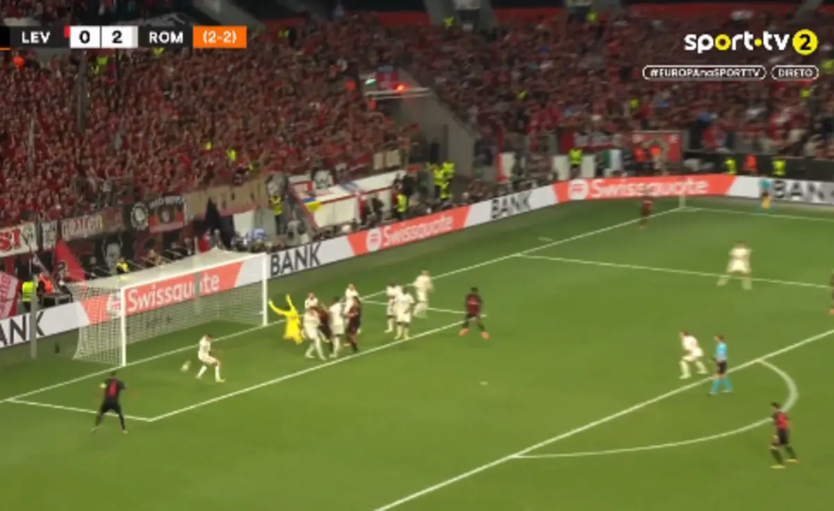 Imagem de contexto do artigo Leverkusen-Roma: erro colossal de Svilar e golo na própria baliza. Veja o lance