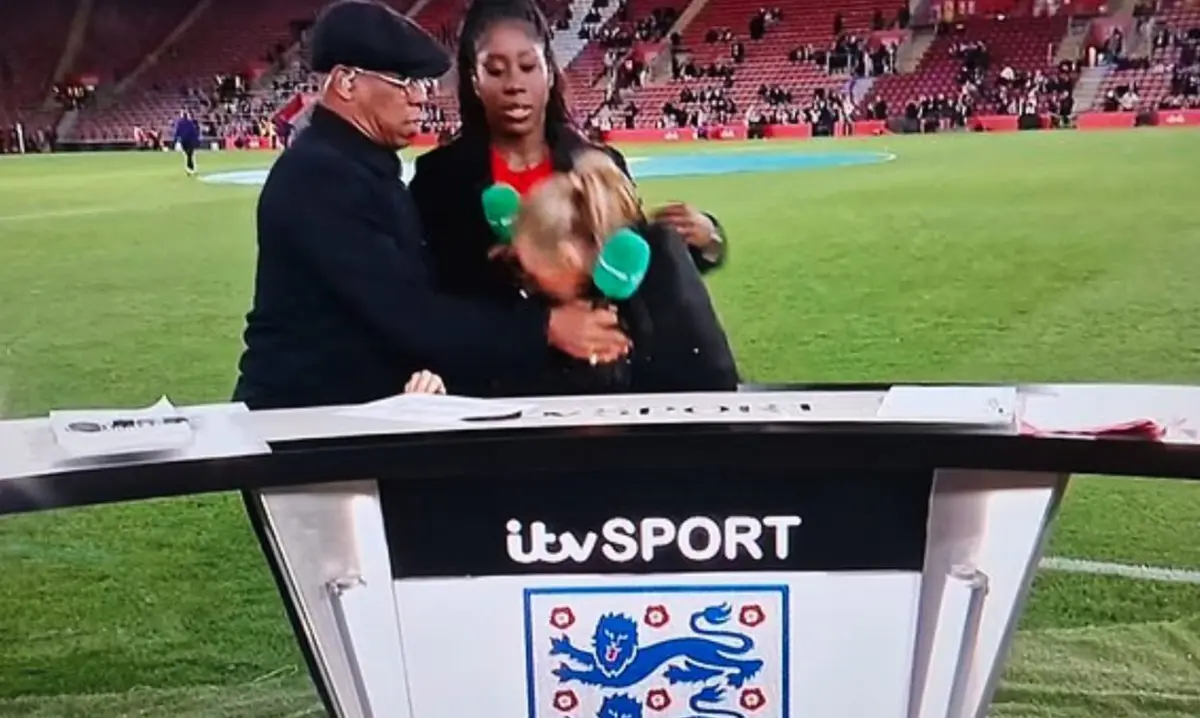 Imagem de contexto do artigo Jornalista inglesa desmaia em direto e é agarrada por Ian Wright. Veja o momento