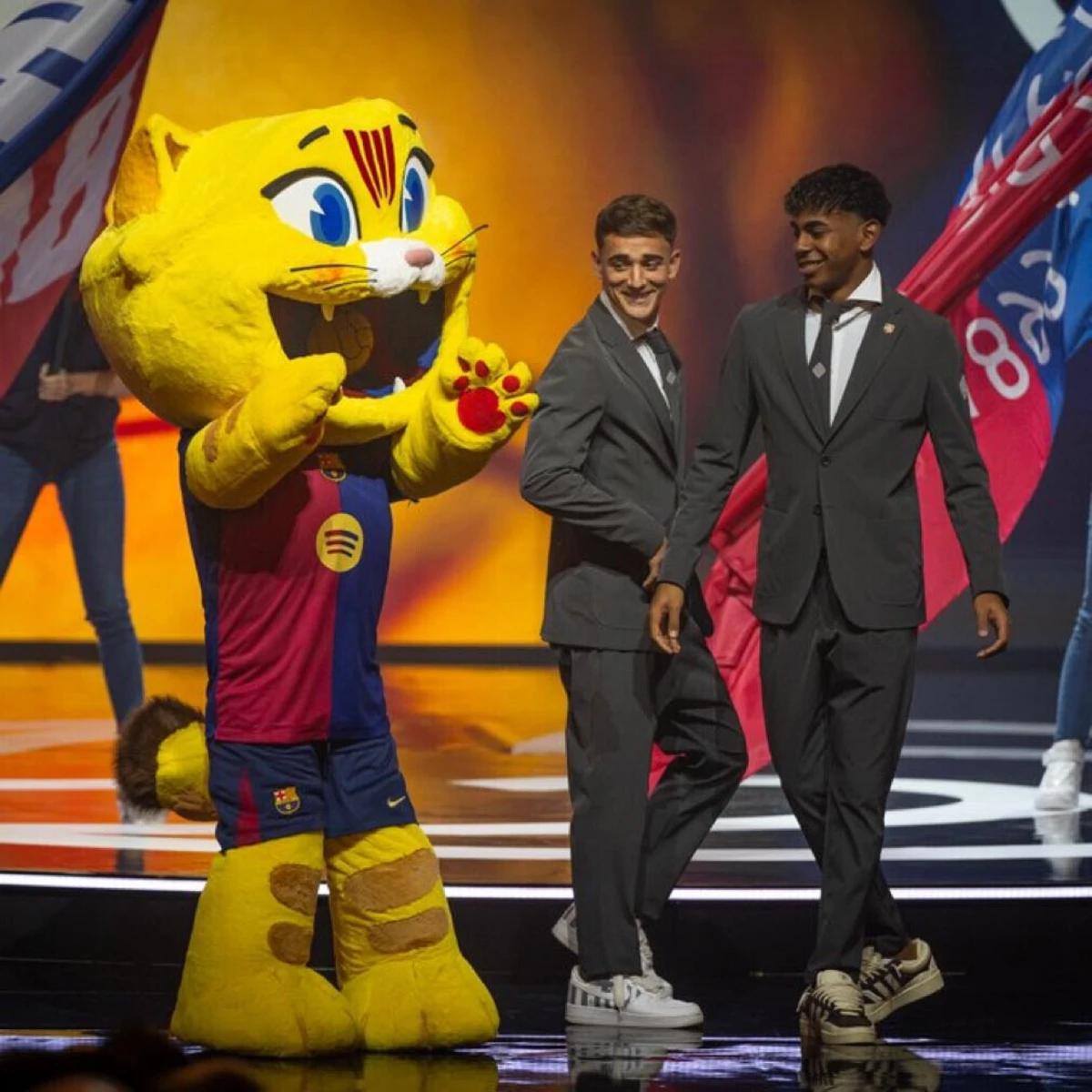 Lamine Yamal e a nova mascote do Barcelona, Cat