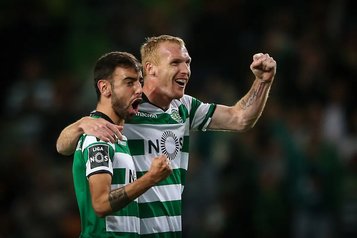 Jérémy Mathieu ao lado do internacional português Bruno Fernandes
