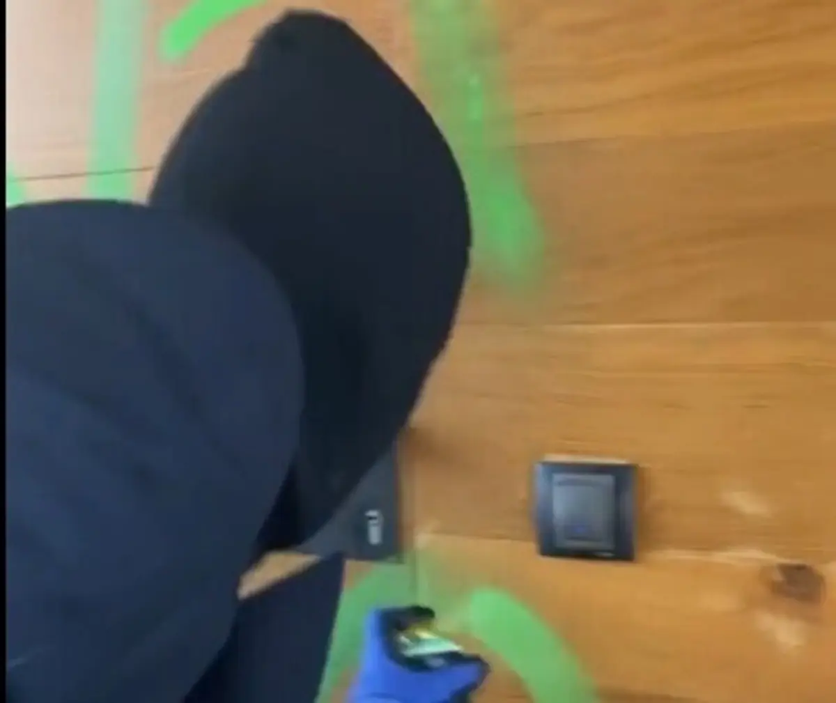 Jovens vandalizam casa de Piqué (créditos: X/@Arran_jovent)