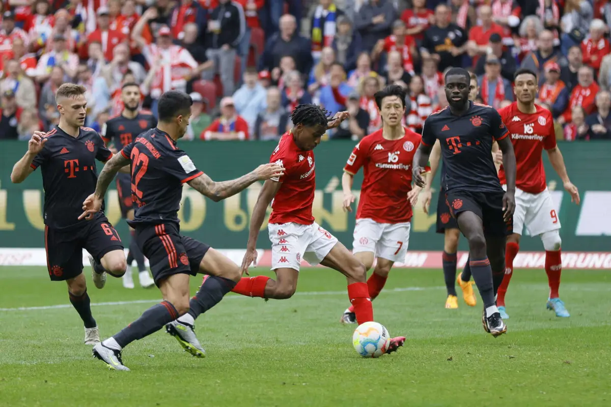 Leandro Barreiro, ao centro, prepara o remate (Créditos: EPA/RONALD WITTEK)
