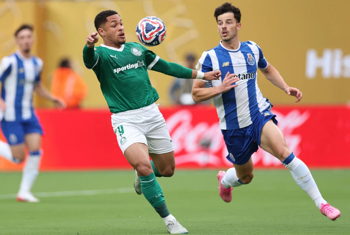 Zé Pedro no duelo com o Palmeiras, aqui com Vítor Roque