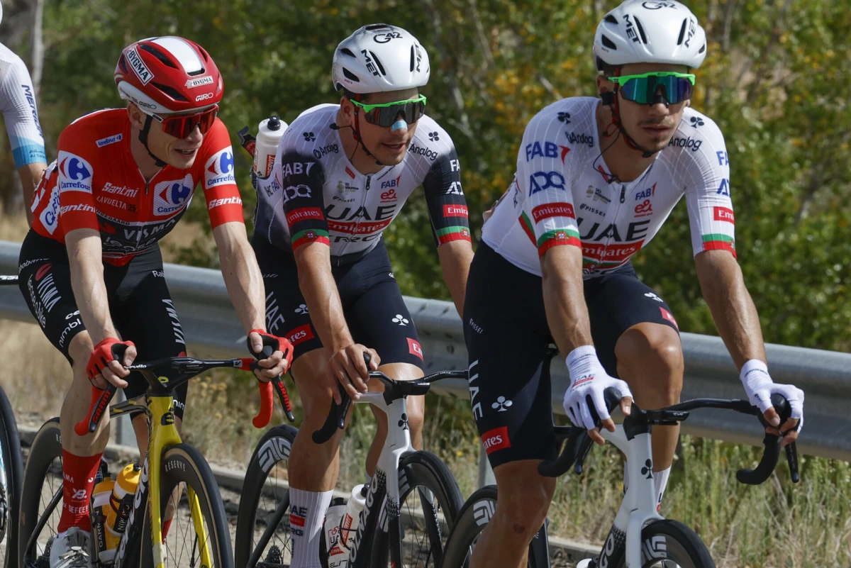 Jonas Vingegaard ao lado de João Almeida (Créditos: AFP)