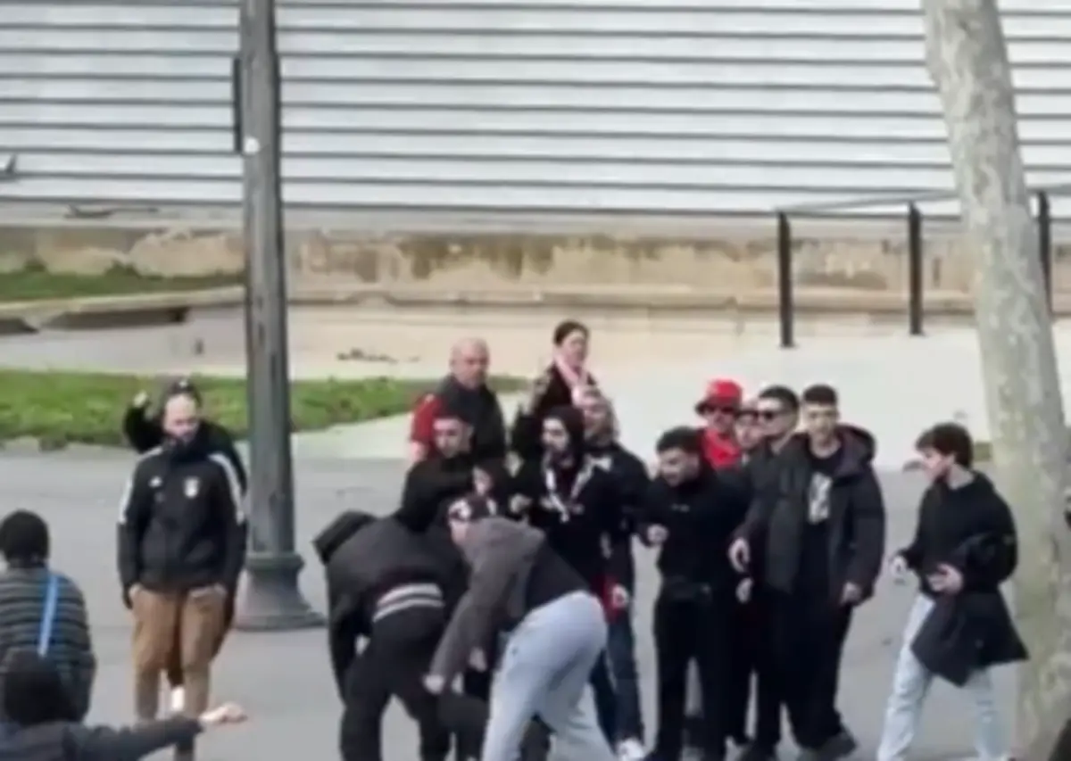 Imagem de contexto do artigo Adeptos do Benfica batem em adepto do Barcelona nas imediações do estádio. Veja as imagens