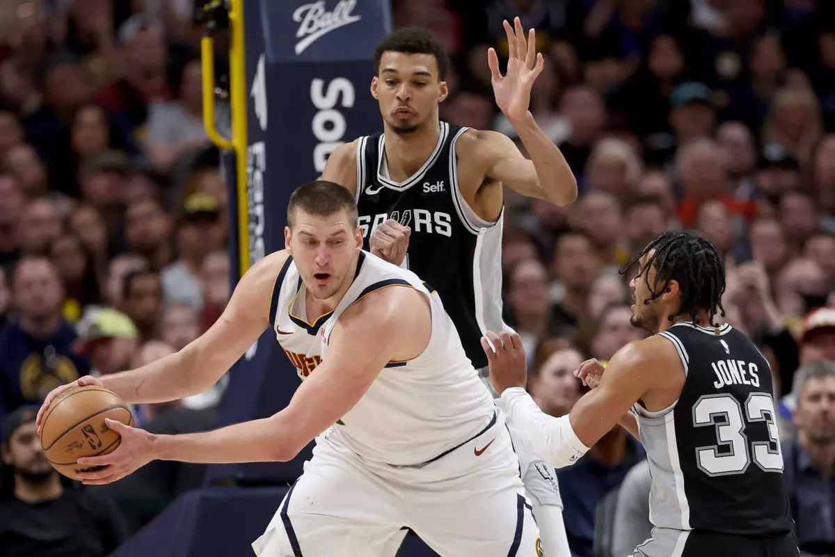 Nikola Jokic e Victor Wembanyama (Créditos: MATTHEW STOCKMAN / GETTY IMAGES NORTH AMERICA / Getty Images via AFP)