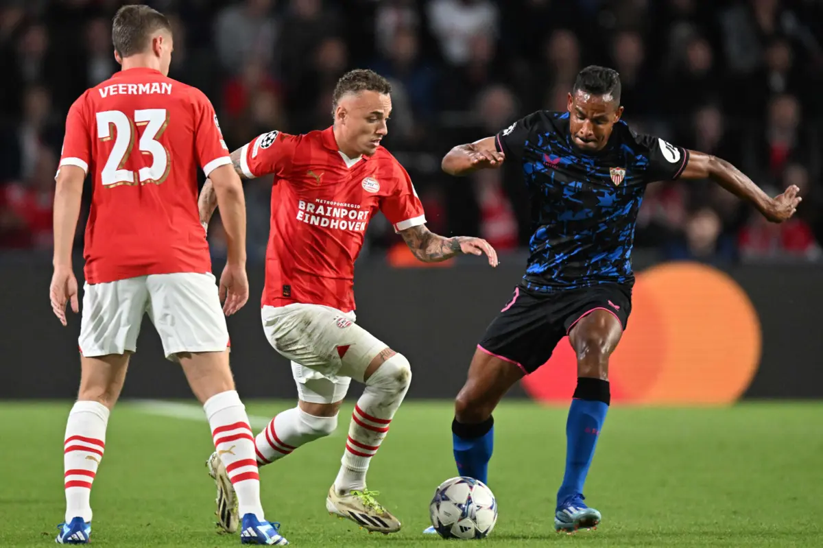 Fernando em ação frente ao PSV Eindhoven, para a Liga dos Campeões (Créditos: John Thys / AFP)