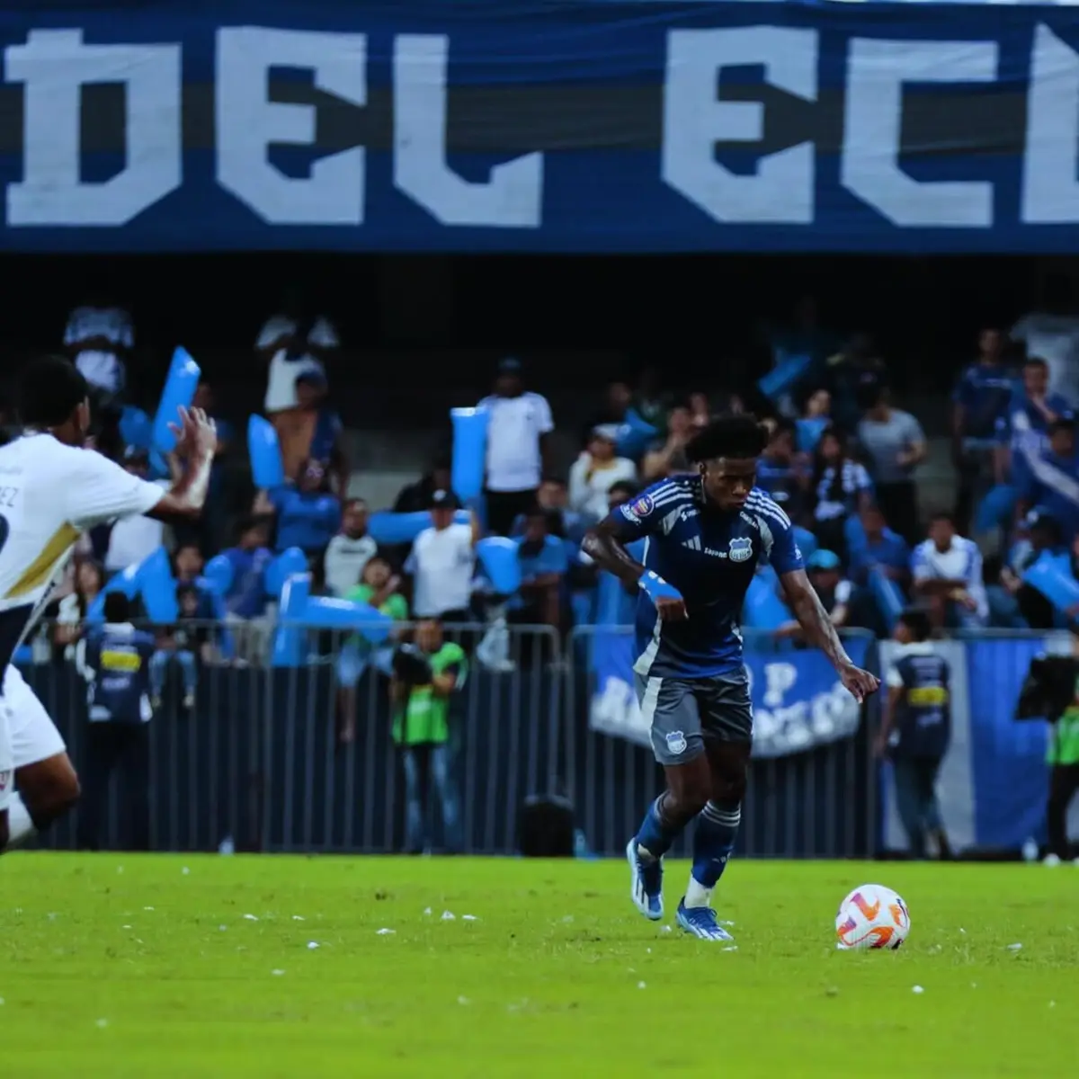 Imagem de contexto do artigo Mulher e filho de futebolista Jackson Rodríguez raptados em casa