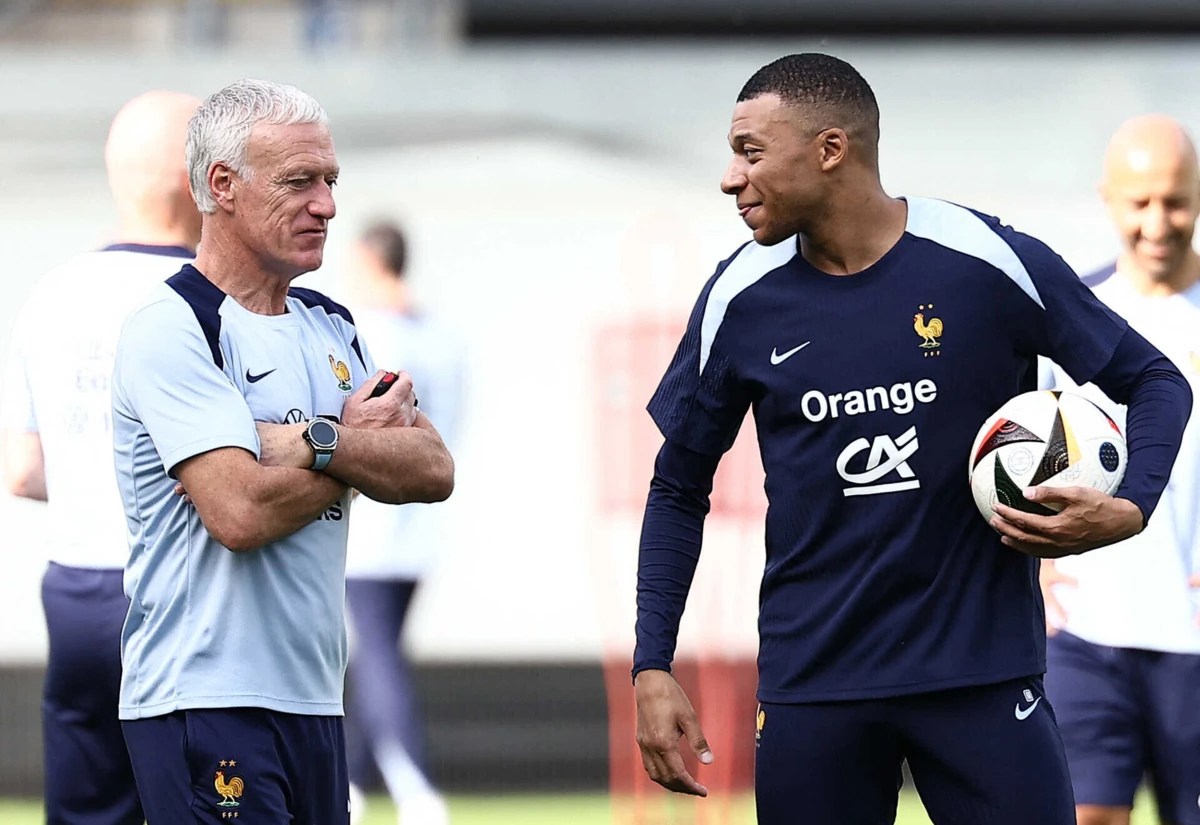 Deschamps e Mbappé (créditos: AFP)